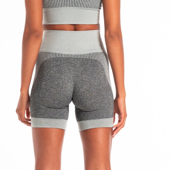 NWT. Pursue Fitness ADAPT seamless shorts.  Size MEDIUM.  Color: Light Grey - Picture 10 of 11